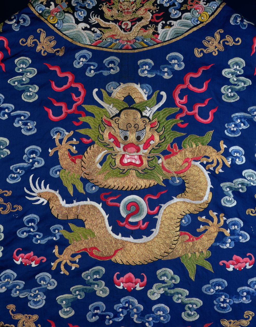 Ein blaugrundiger bestickter Kesi-Drachenmantel, Detail des Drachen von Qing Dynasty Chinese School