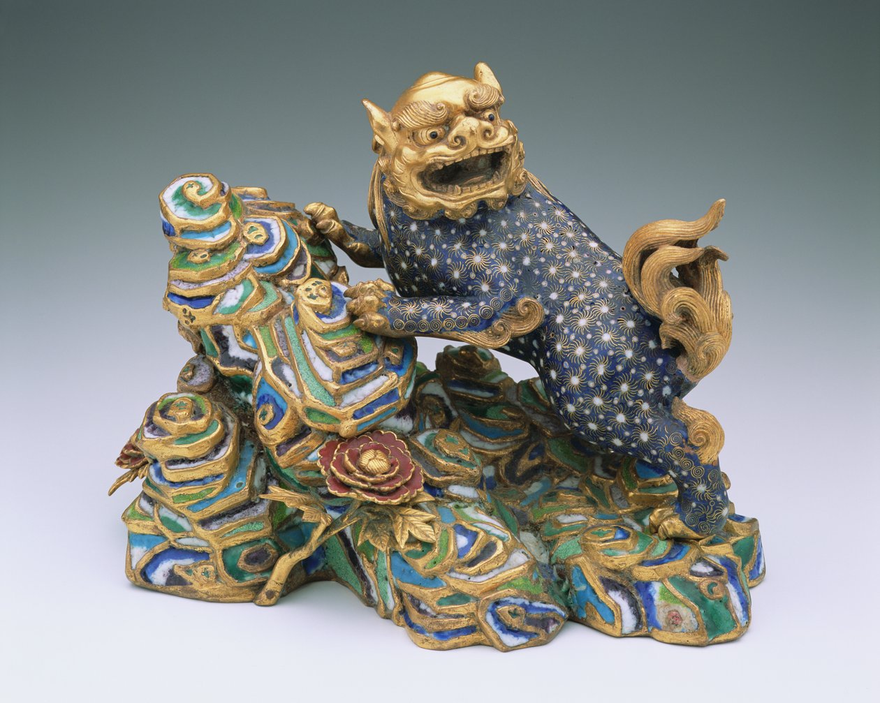 Eine Figur eines Löwen auf Felsarbeit (Cloisonné-Email) von Qing Dynasty Chinese School