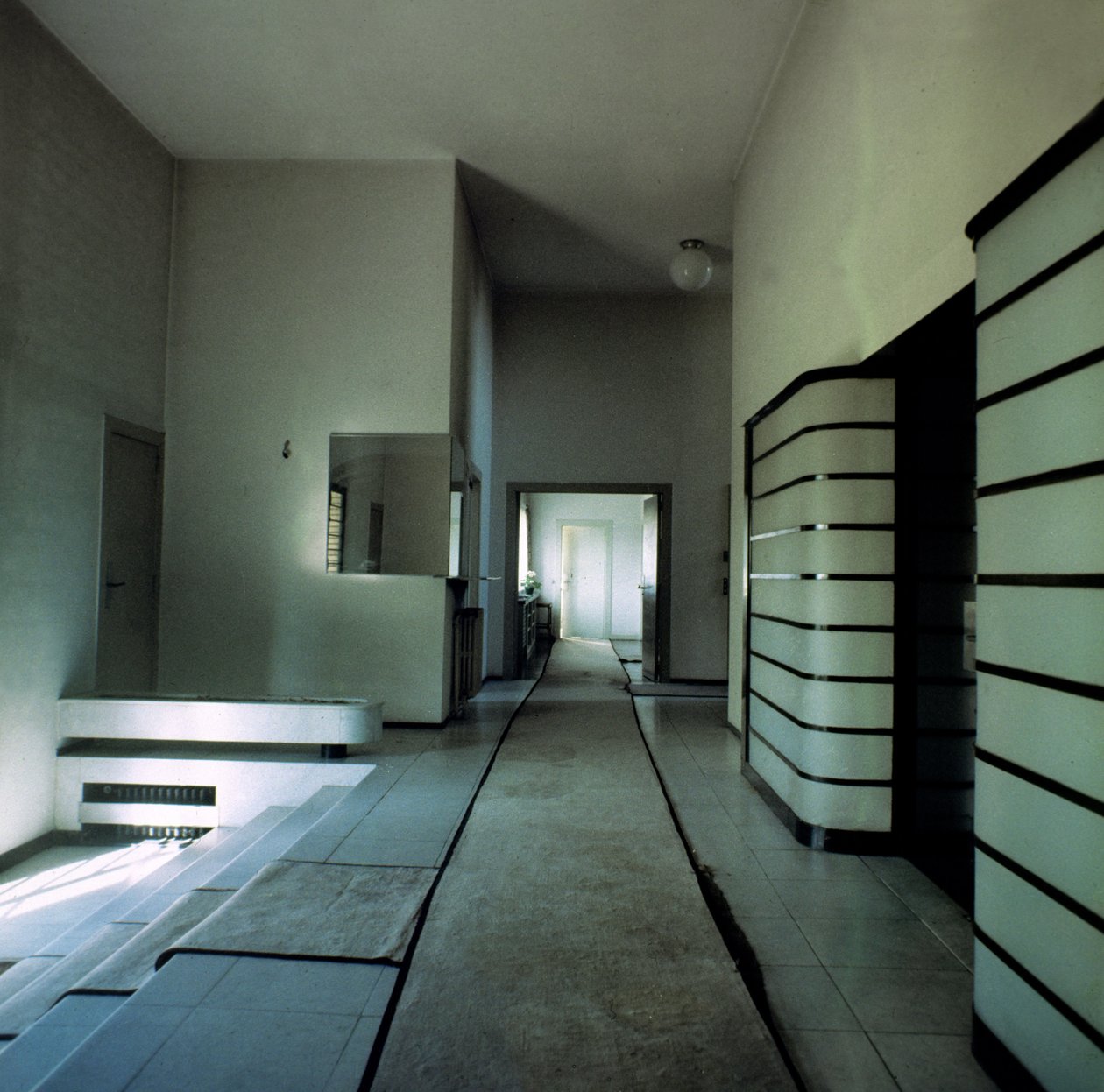 Eingangshalle der Villa Cavrois, entworfen von Robert Mallet-Stevens, 1931-32 von Robert Mallet Stevens