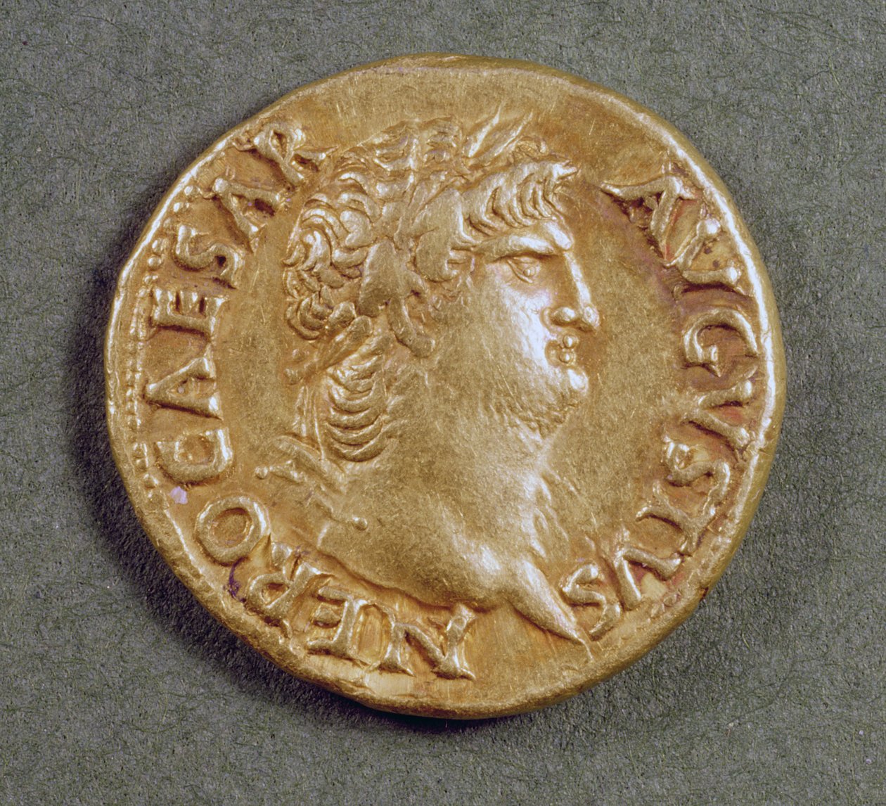 Aureus (Vorderseite) von Nero (54-68 n. Chr.) mit Lorbeerkranz. Inschrift: NERO CAESAR AVGVSTVS von Roman