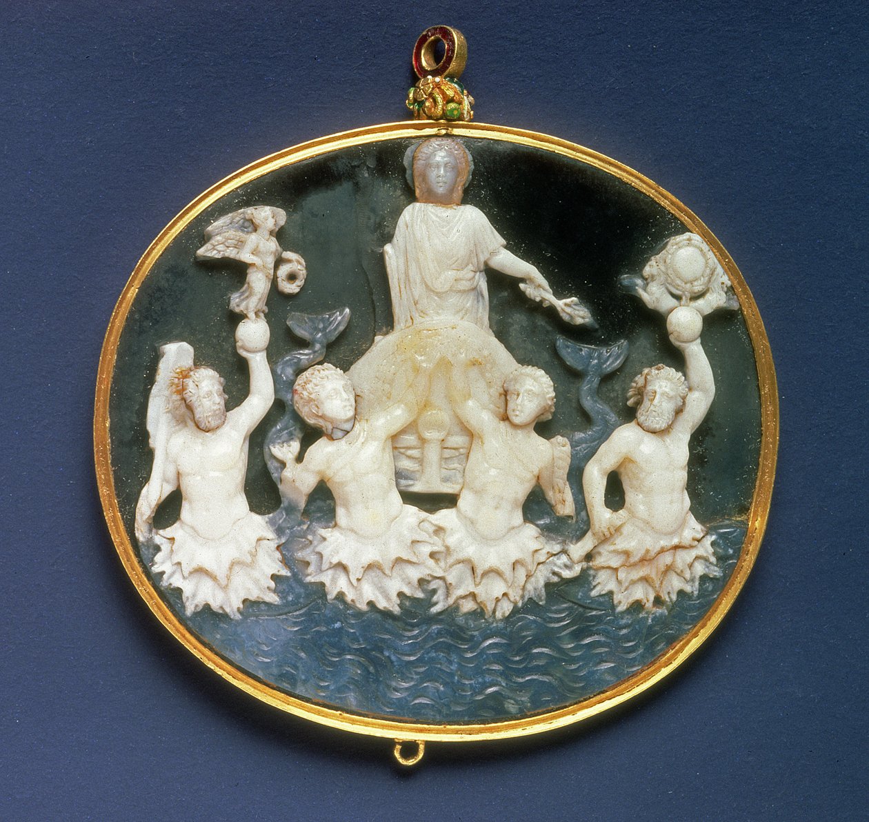 Kamee zur Erinnerung an den Seesieg von Octavian (63 v. Chr.-14 n. Chr.) über Mark Antony (ca. 82-30 v. Chr.) in der Schlacht von Actium, 31 v. Chr. (Sardonyx) von Roman