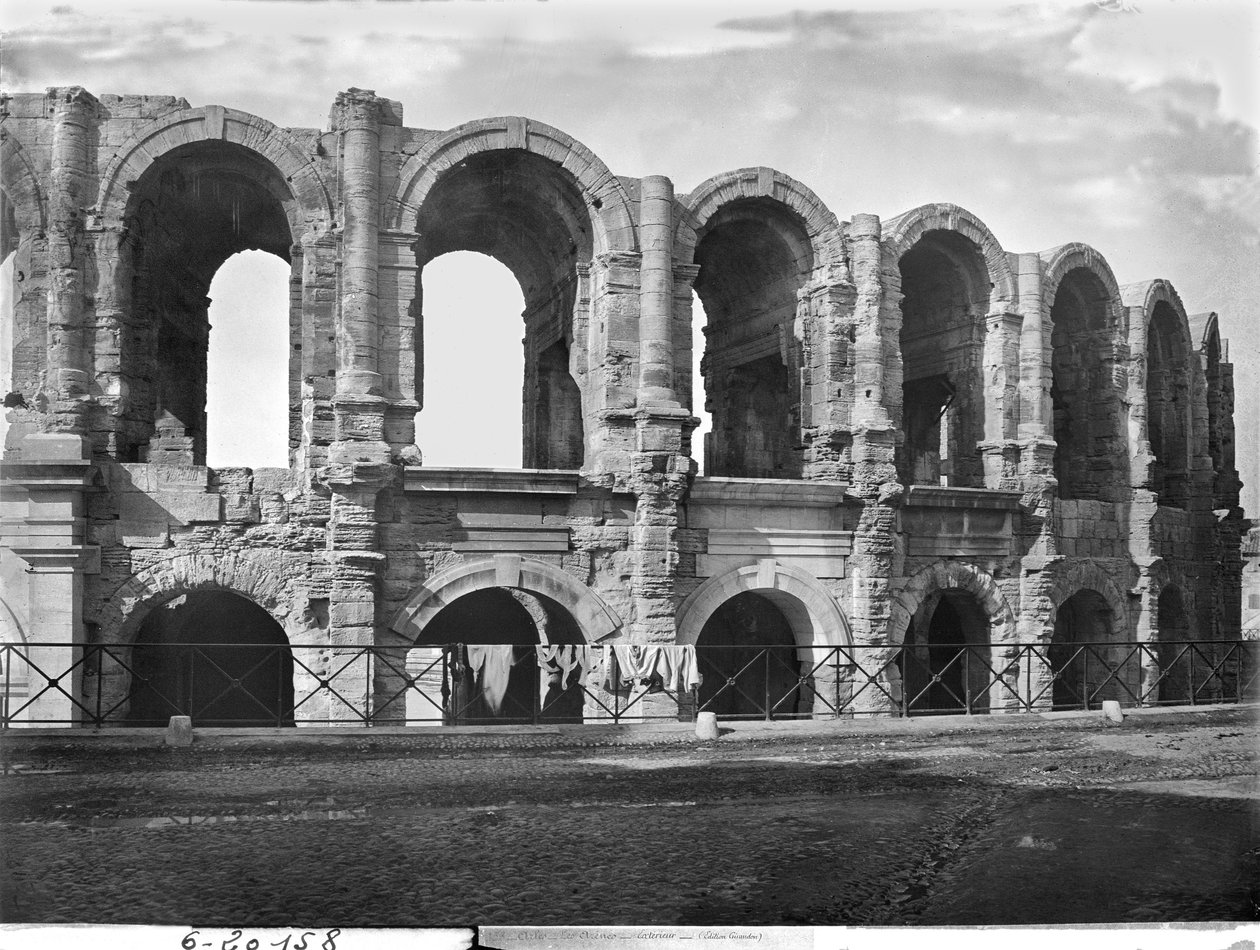 Außenansicht des Amphitheaters von Roman