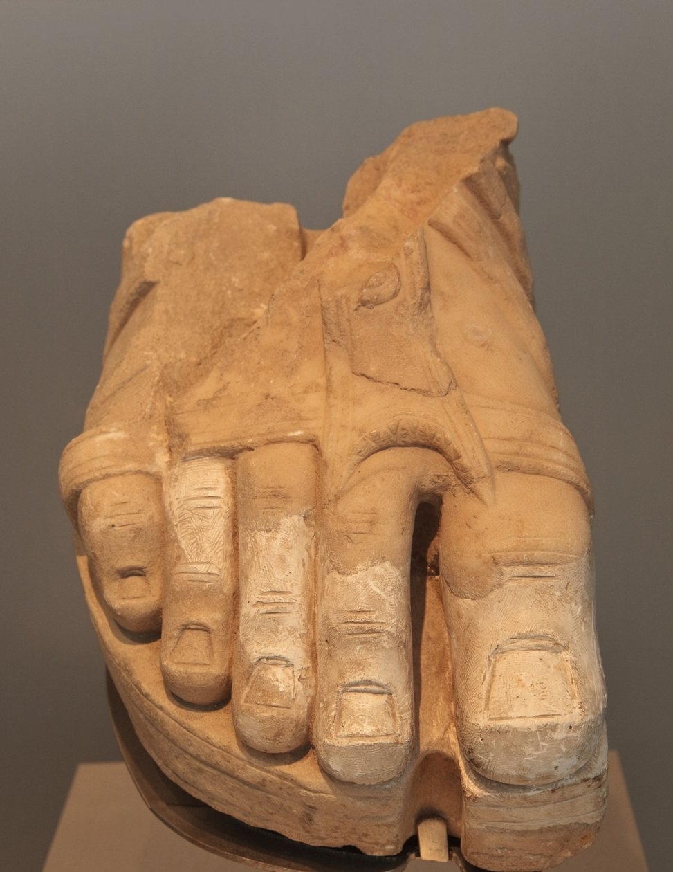 Fragment eines Fußes von einer kolossalen Statue, 1.-2. Jahrhundert n. Chr. (Marmor) von Roman