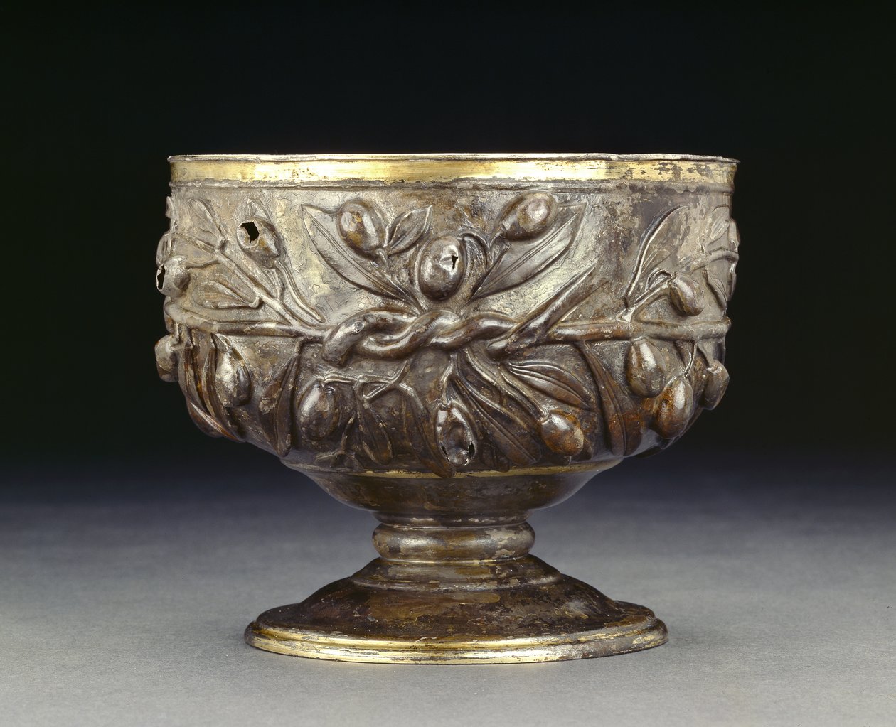 Vergoldeter Silberkelch, verziert mit Olivenzweigen, mit einer einfachen goldenen Innenauskleidung, 50-150 n. Chr. von Roman