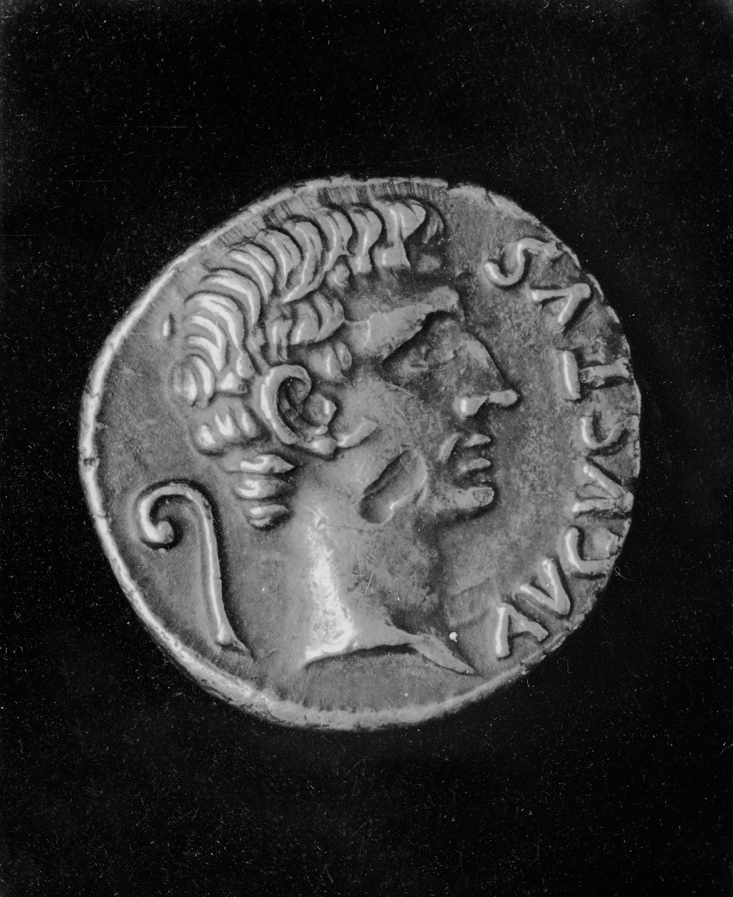Porträt von Kaiser Augustus (63 v. Chr. - 14 n. Chr.) auf der Rückseite einer Münze von Julia (39 v. Chr. - 14 n. Chr.), Tochter von Augustus von Roman