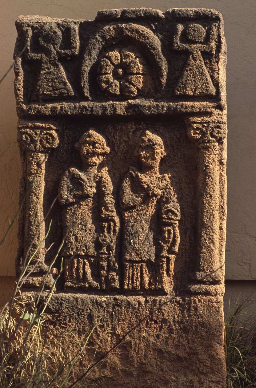 Stele mit zwei menschlichen Figuren von Roman
