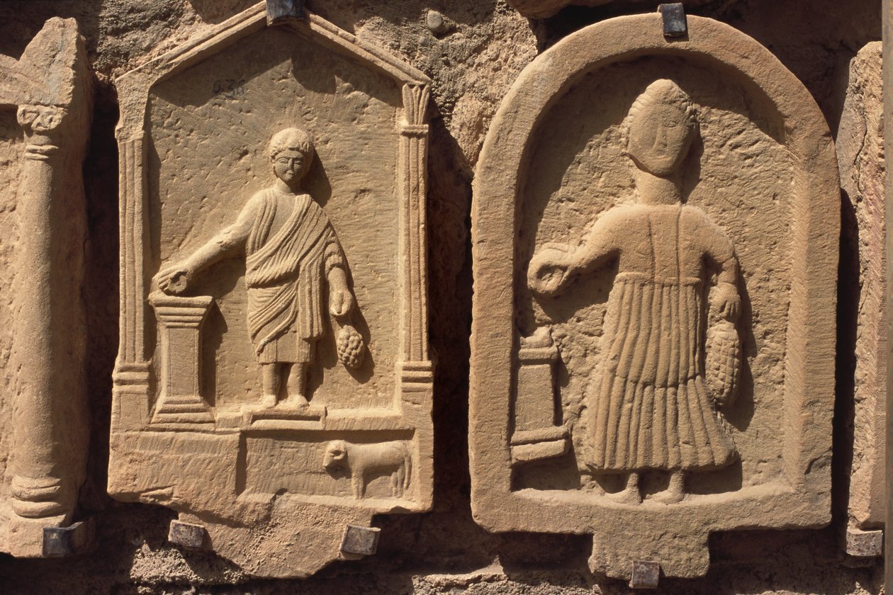 Stelen, die menschliche Figuren darstellen von Roman Republican Period