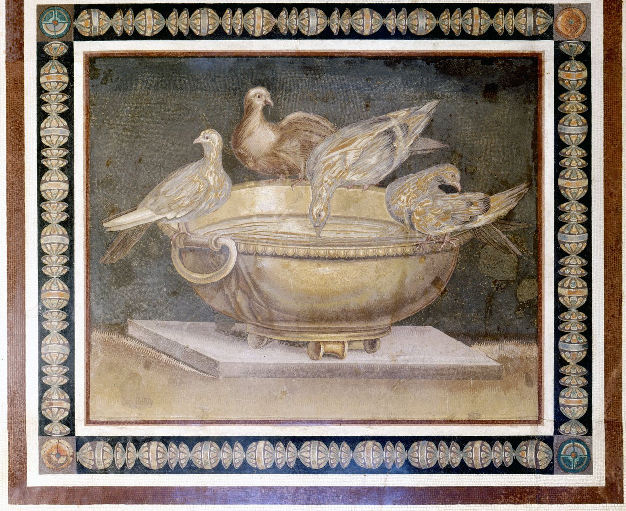 Römisches Mosaik, das 4 Tauben darstellt. von Roman Roman