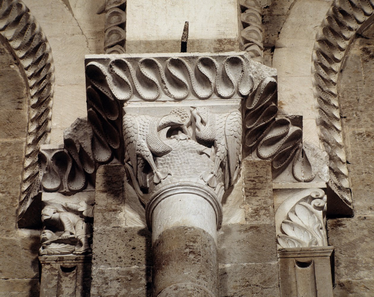 Vögel essen Fische und Würmer (geschnitztes Kapitell) von Romanesque