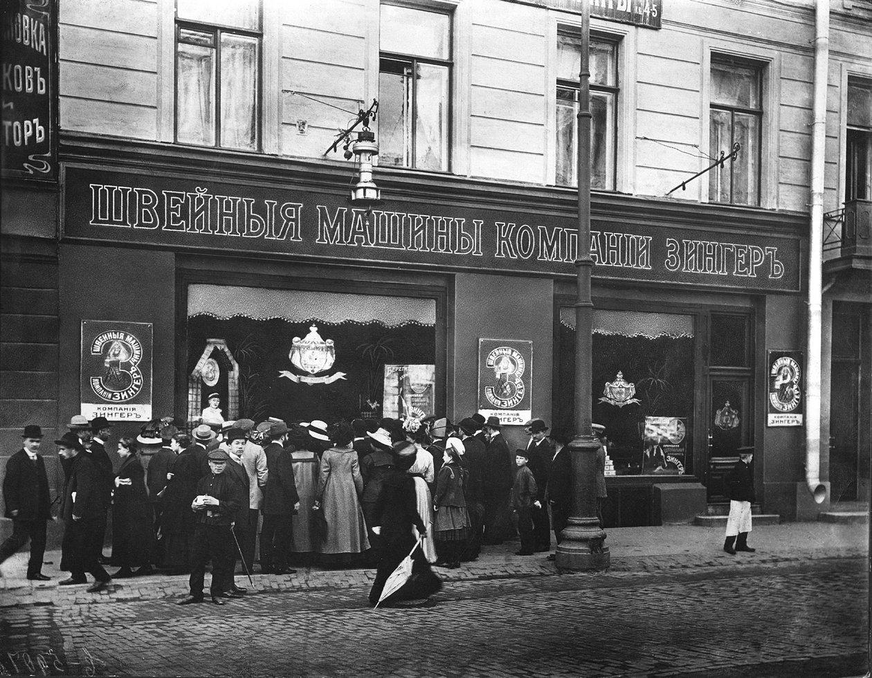 Menschenmengen bei einer Vorführung im Schaufenster des Singer-Nähmaschinengeschäfts, St. Petersburg von Russian Photographer