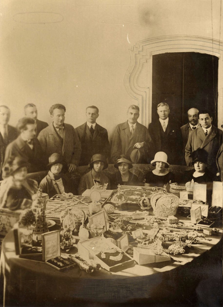 Russische Kronjuwelen werden zum Verkauf ins Ausland vorbereitet, 1925 von Russian Photographer