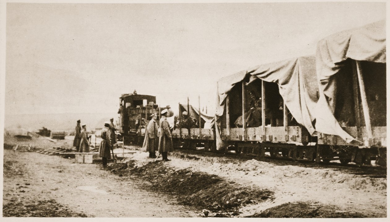 Die Reisemöglichkeiten der russischen Armee für Kriegskorrespondenten: Zeitungsmänner bei der Arbeit in einem ihrer Sonderzüge, aus The Illustrated War News von Russian Photographer