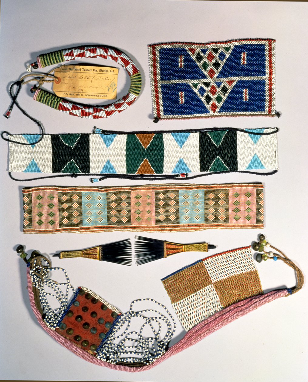 Sammlung von Zulu-Perlenartefakten von School African