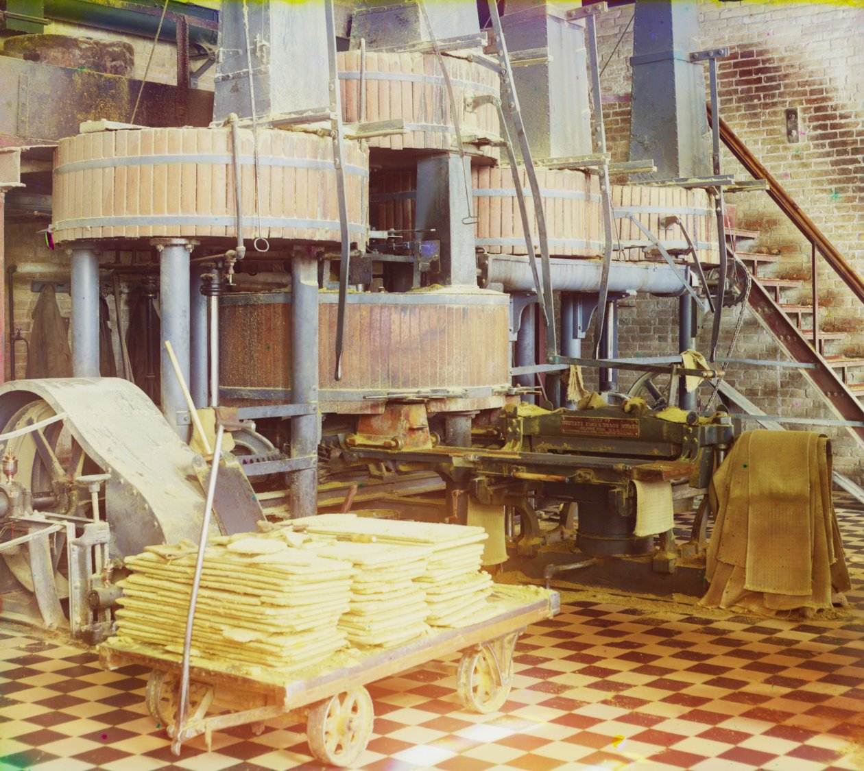 Innenansicht einer Baumwolltextilfabrik, wahrscheinlich in Taschkent, 1905-1915 von Sergey Prokudin Gorsky
