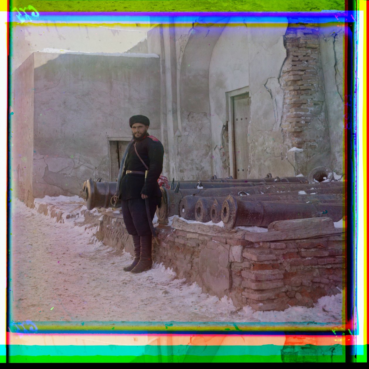 Ein russischer Soldat bewacht einen Palast neben alten Kanonen in Buchara, 1915 von Sergey Prokudin Gorsky