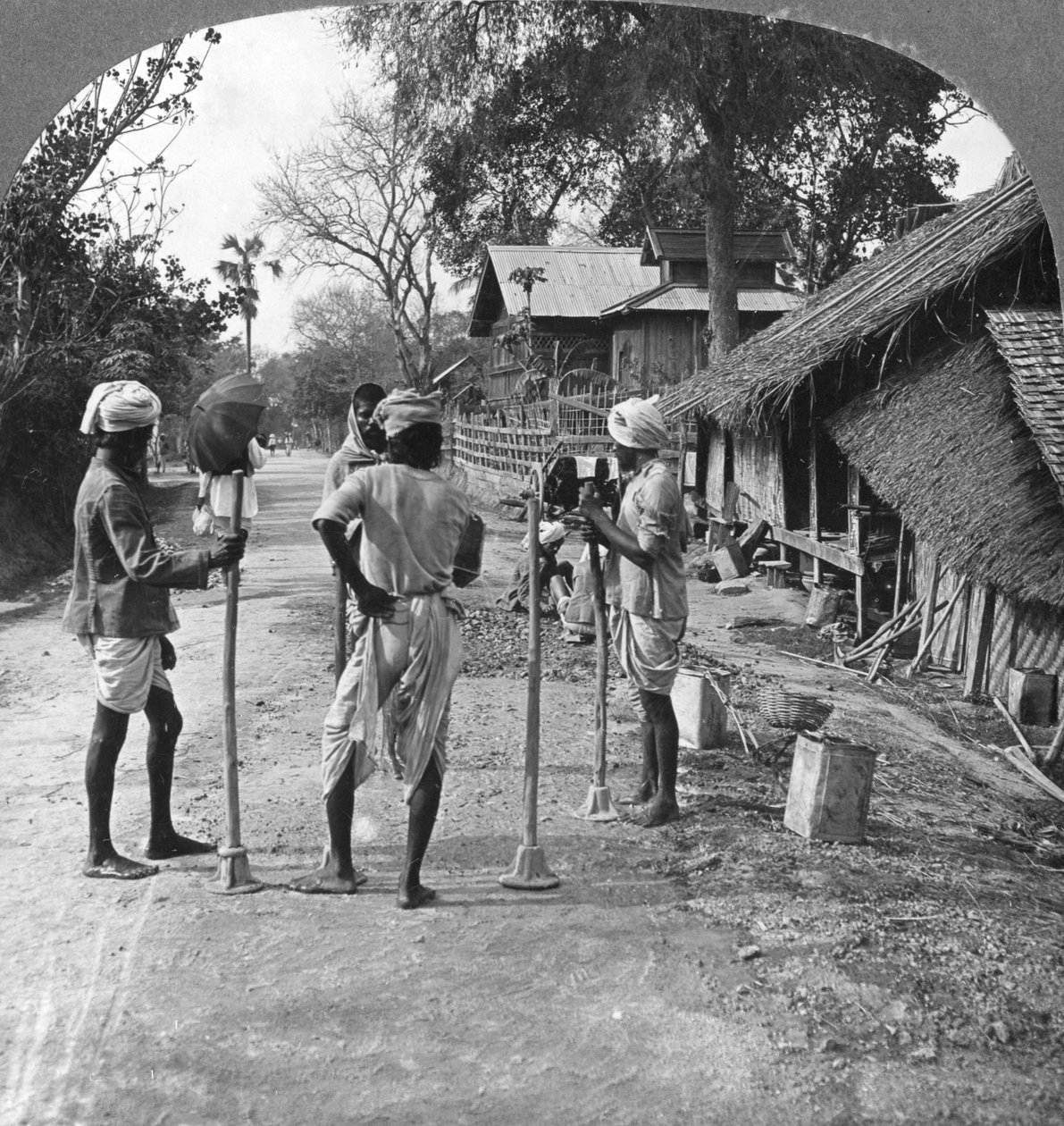 Straßenreparatur, Bhamo, Burma, 1908 von Stereo Travel Co