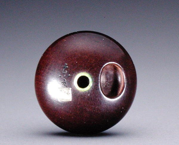 Eine kleine Almosenschale, ca. 1880-1900 (Holz eingelegt mit Hirschgeweih, Metall & Lack) von Suzuki Tokuku