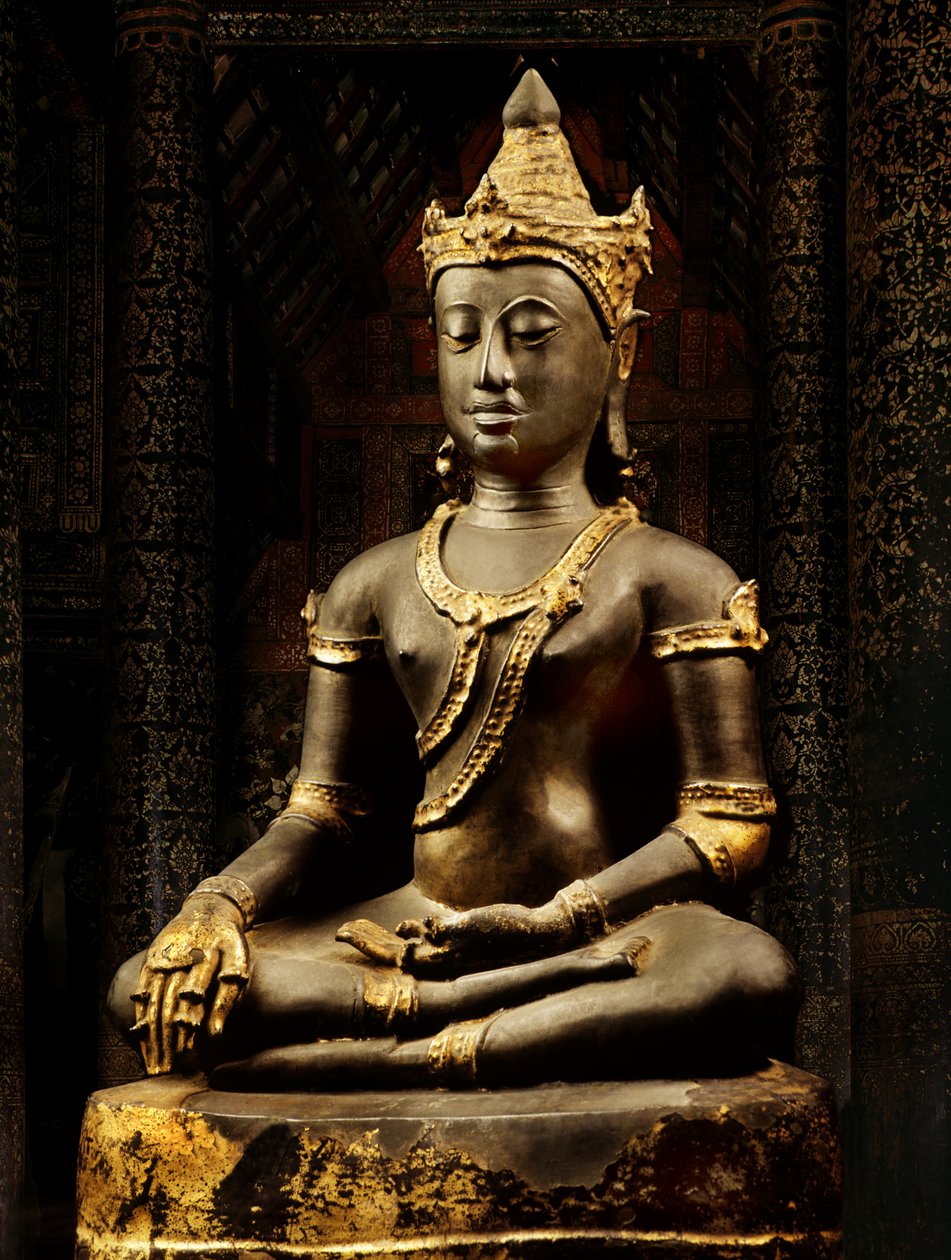 Lanna-Buddha mit Insignien geschmückt von Thai School