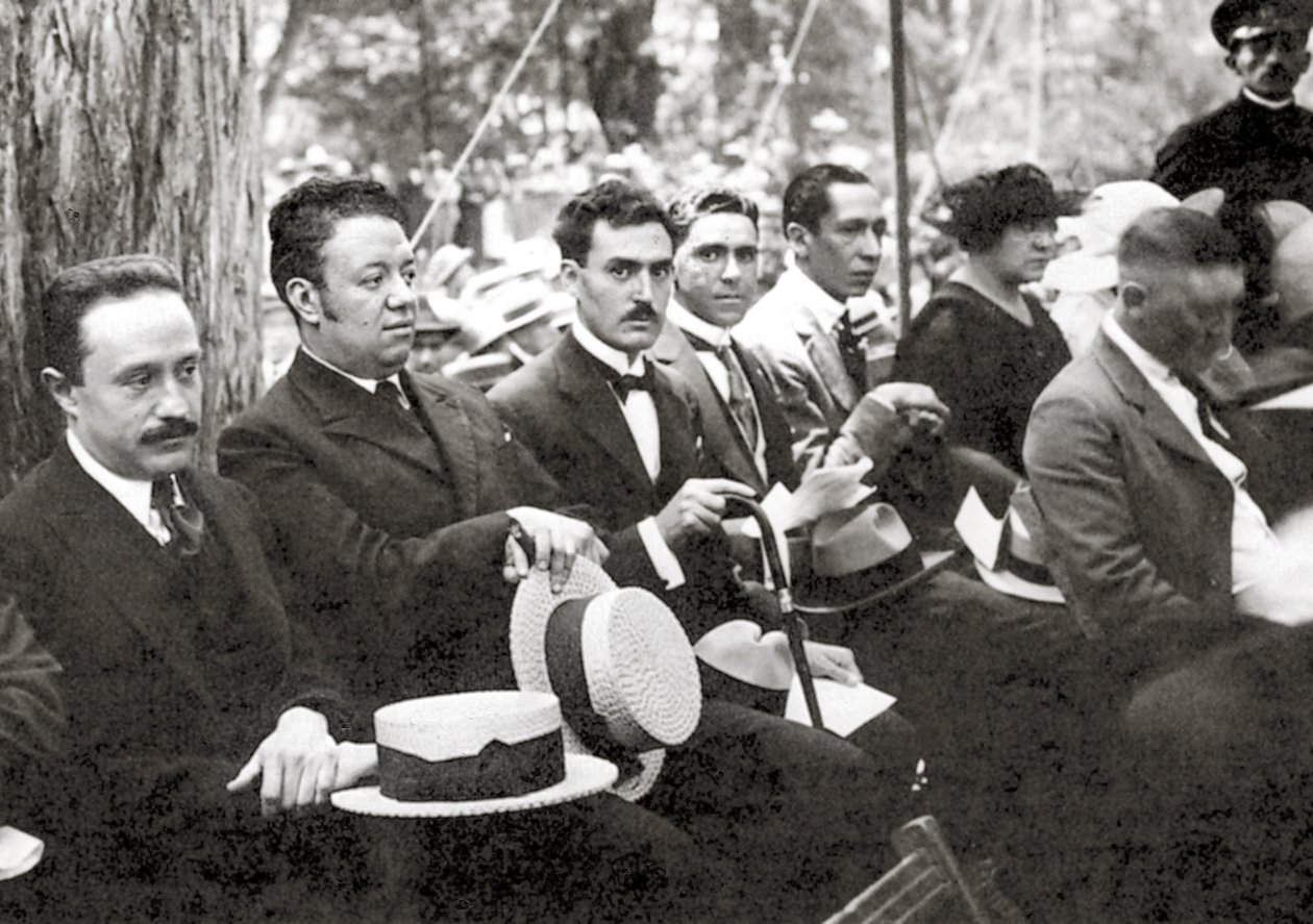 Jose Vasconcelos und Diego Rivera bei einer Veranstaltung im Freien im Chapultepec-Park, Mexiko-Stadt, 1921 von Tina Modotti