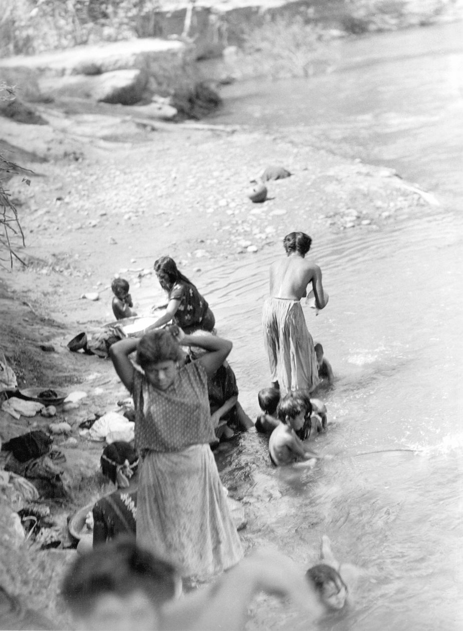 Wäsche am Fluss bei Tehuantepec, Mexiko, 1929 von Tina Modotti