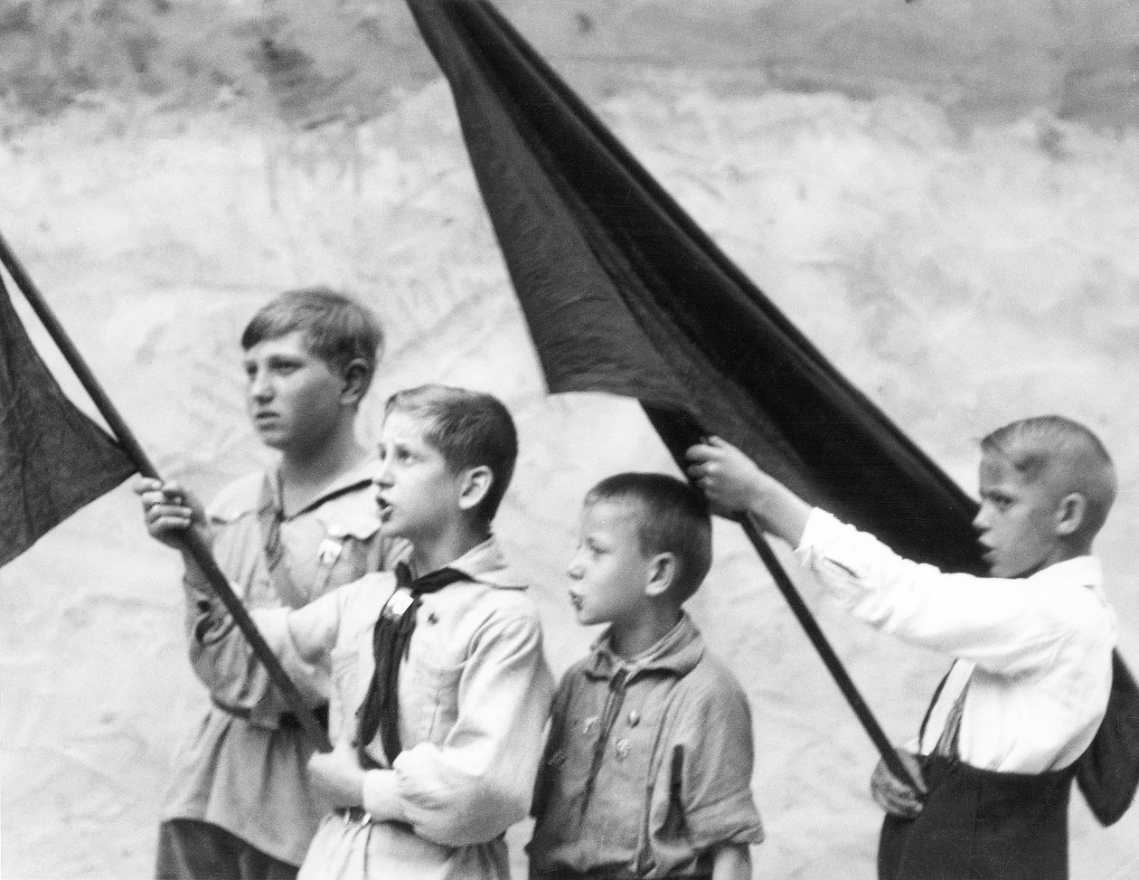 Junge Pioniere, Berlin, Deutschland, 1930 von Tina Modotti