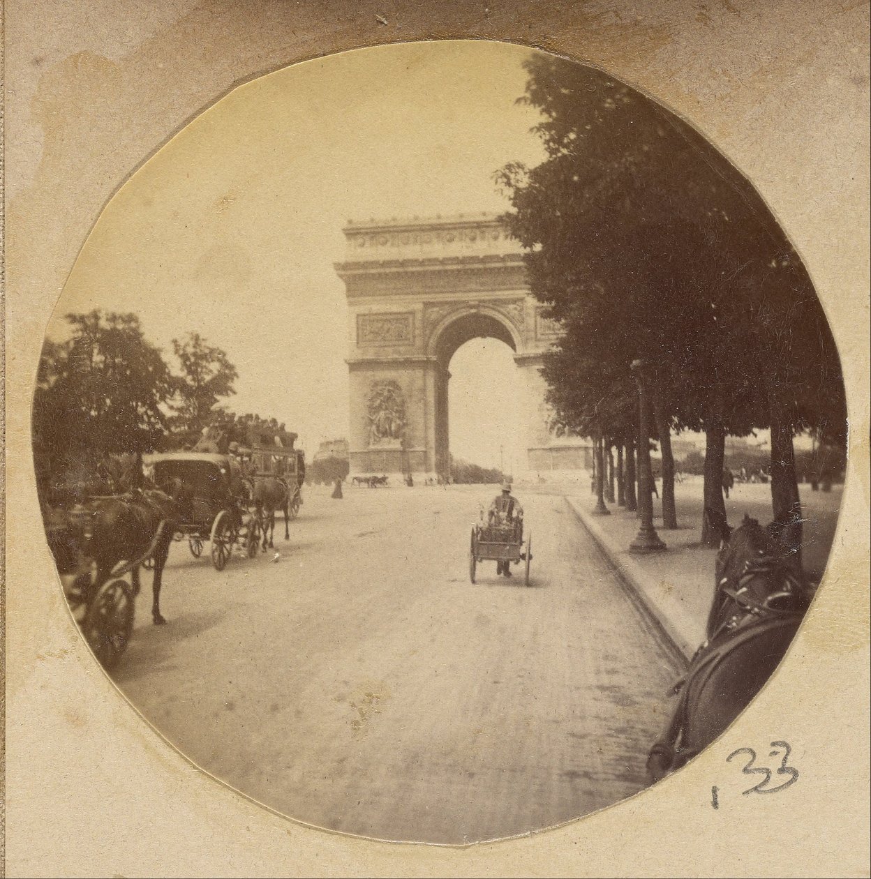 Blick auf den Arc de Triomphe, Paris, Frankreich, mit Kutschen auf der Straße von Unbekannt Unbekannt