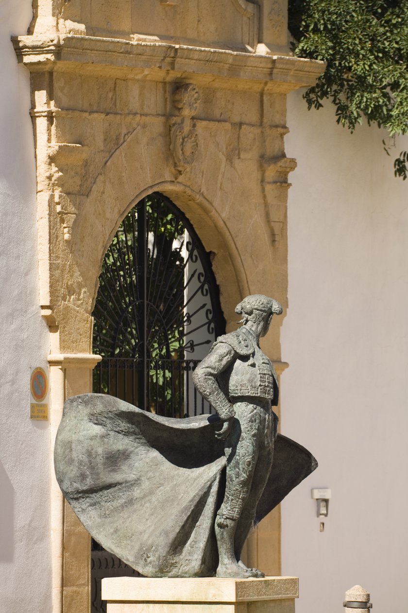 Statue des Stierkämpfers Cayetano Ordonez vor der Stierkampfarena von Unbekannt Unbekannt
