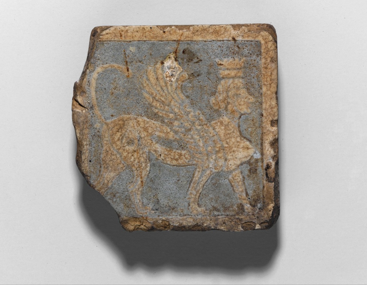 Fliese mit geflügelter gekrönter weiblicher Sphinx von Unbekannt Unbekannt