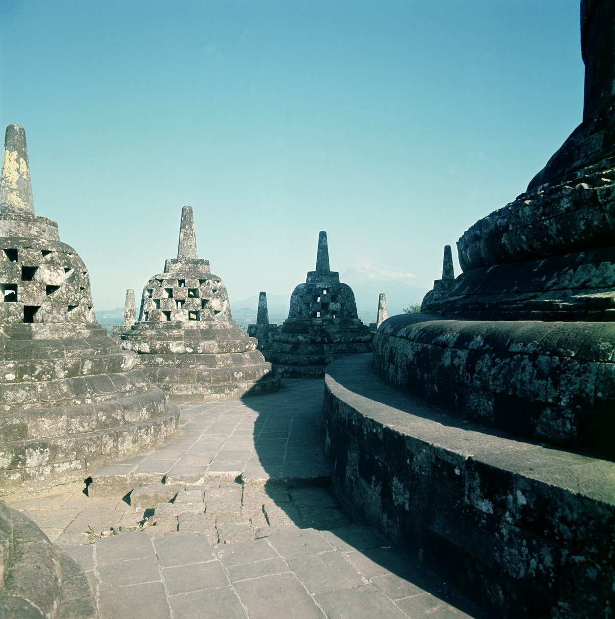 Ansicht der obersten kreisförmigen Terrasse, umgeben von Gitterstupas oder Dagobs, errichtet ca. 800 n. Chr. von Unbekannt Unbekannt