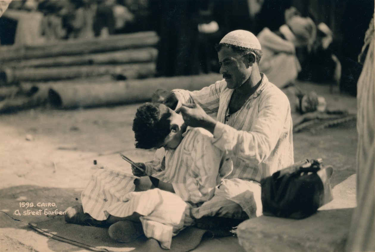 Ein Straßenfriseur, Kairo, Ägypten, 1936 von Unbekannt