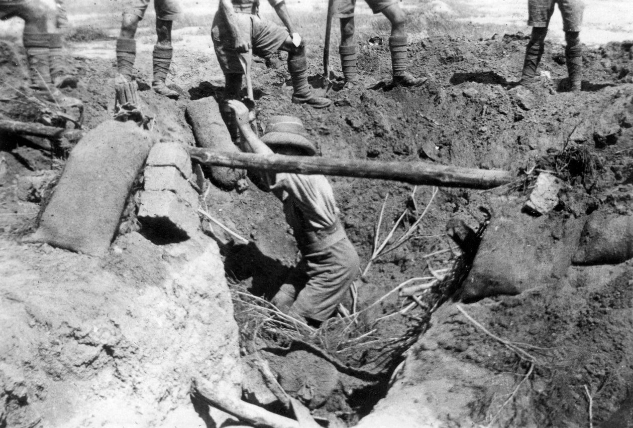 Ein eingestürzter britischer Unterstand, Mesopotamien, Erster Weltkrieg, 1918 von Unbekannt