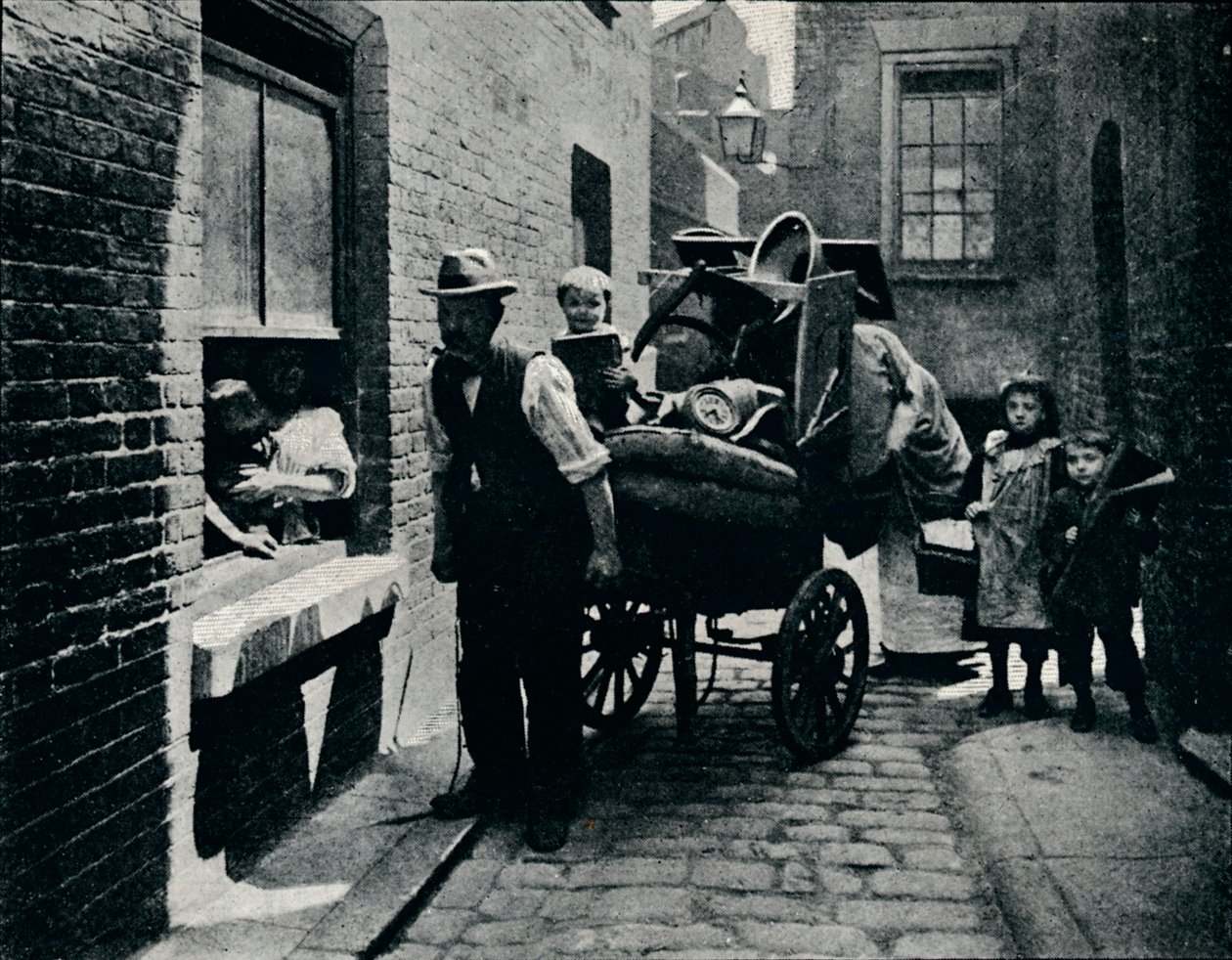 Ein Zug in Slumopolis, London, um 1901 von Unbekannt