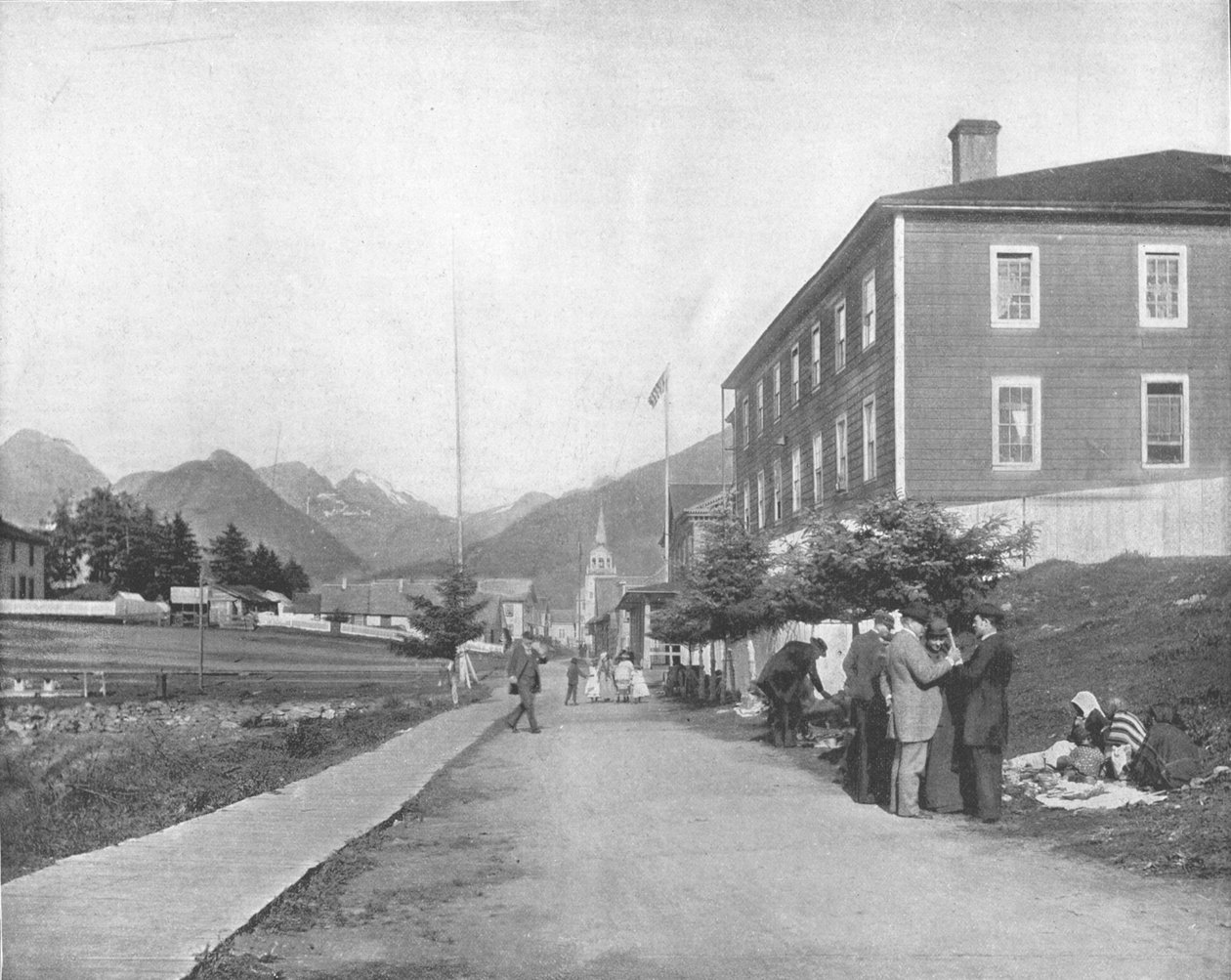Eine Straße in Sitka, Alaska, USA, ca. 1900 von Unbekannt
