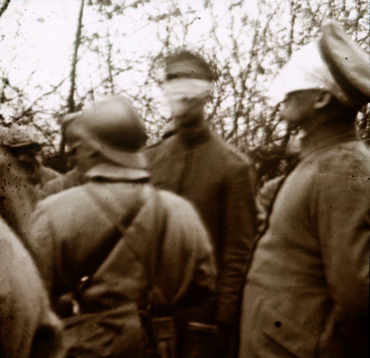 Soldaten mit verbundenen Augen, November 1918 von Unbekannt