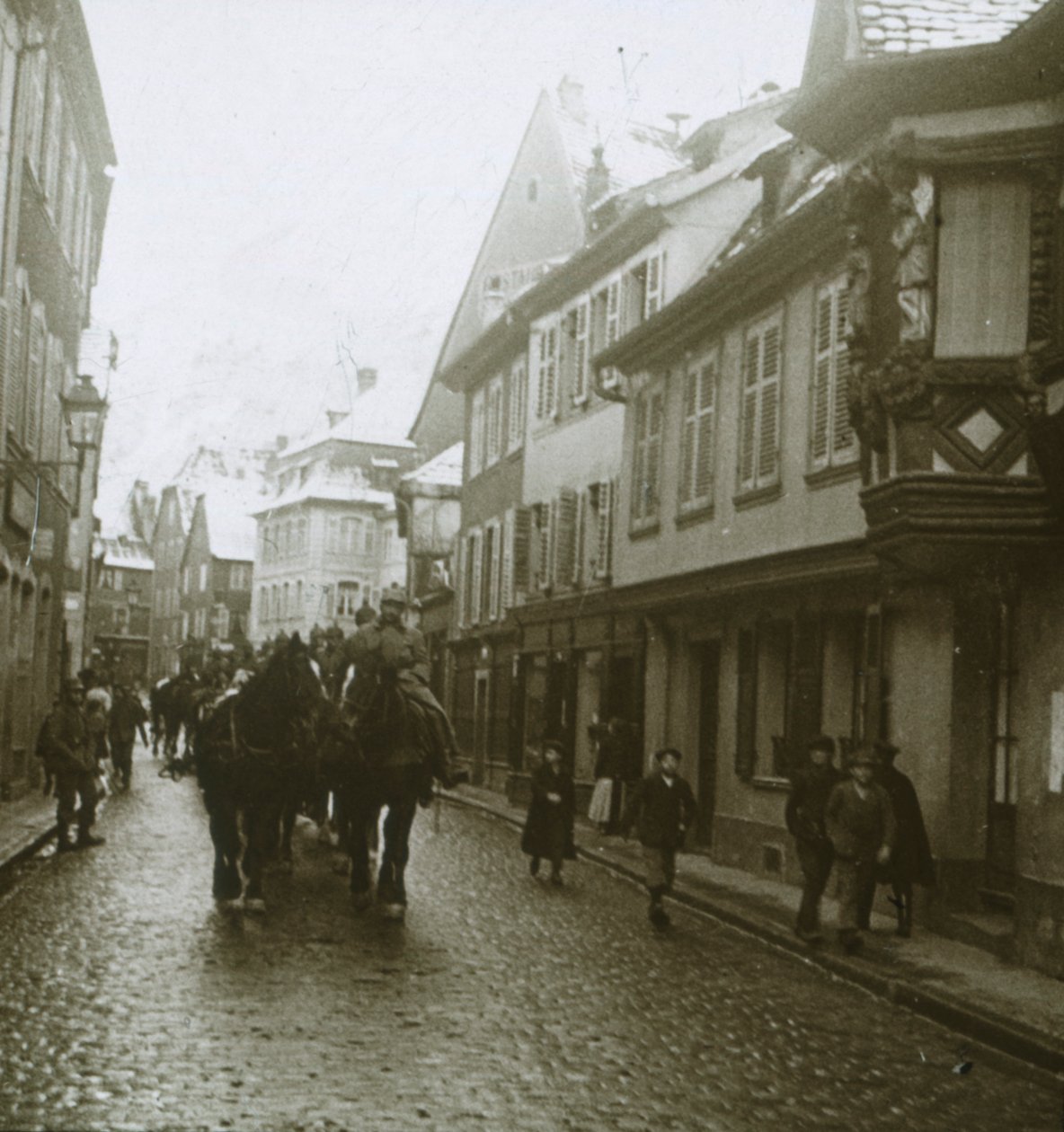 Kolonne deutscher Soldaten, Ribeauvillé, Frankreich, um 1914-1918 von Unbekannt
