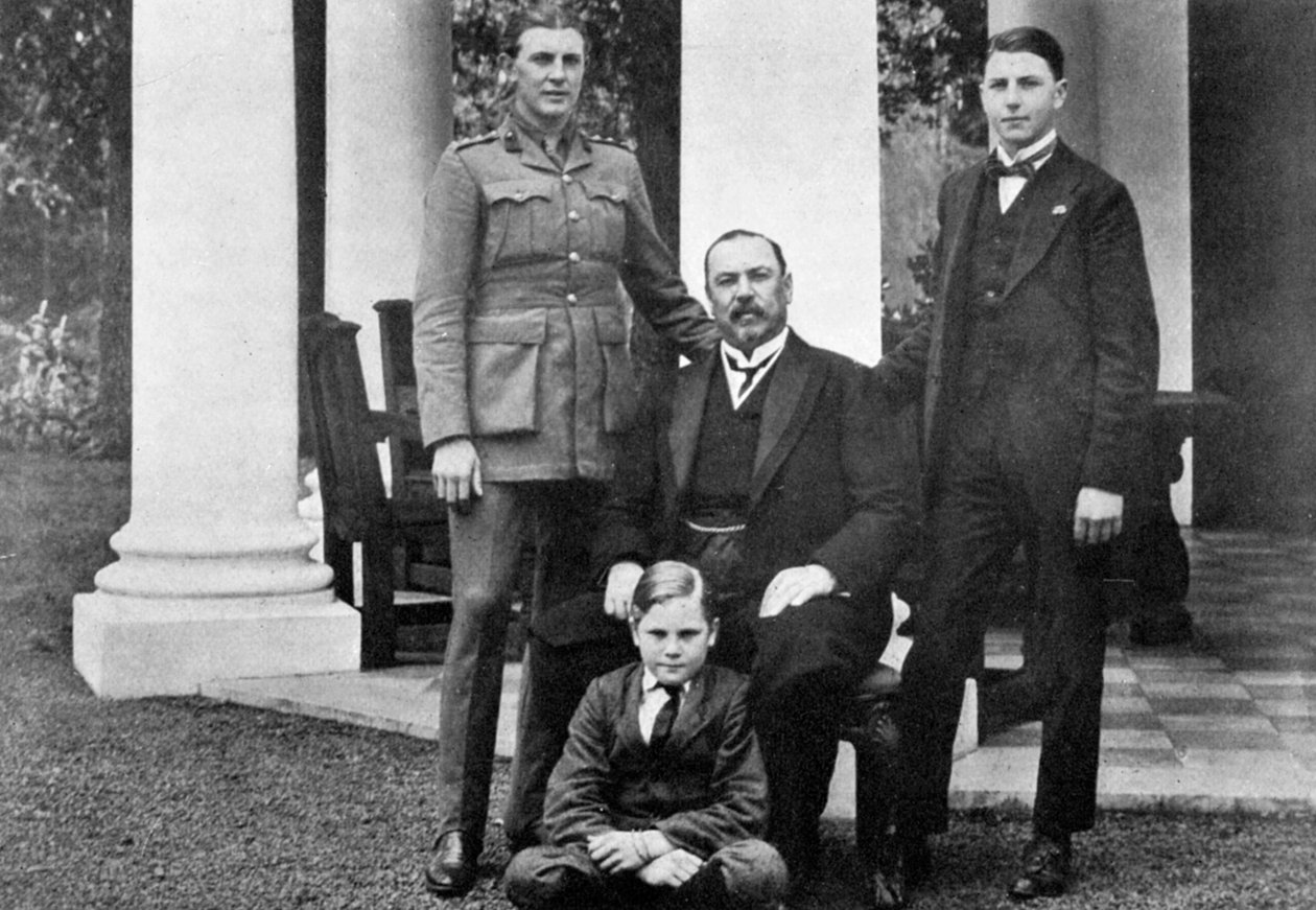 General Louis Botha und seine Söhne, um 1918, um 1920 von Unbekannt