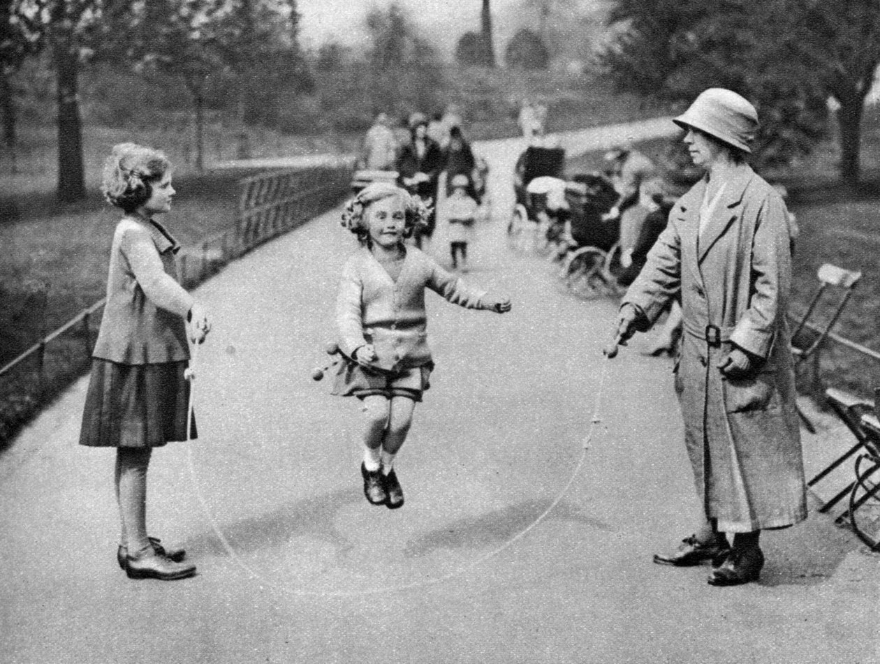 Mädchen springt Seil, Hyde Park, London, 1926-1927 von Unbekannt