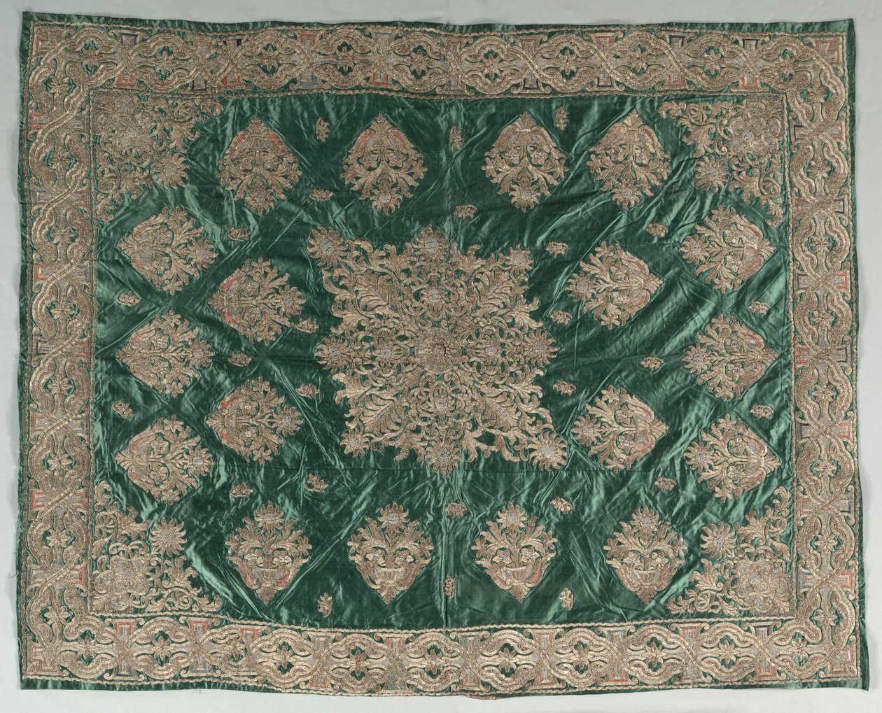 Goldfadenbestickte Decke, 1800er von Unbekannt