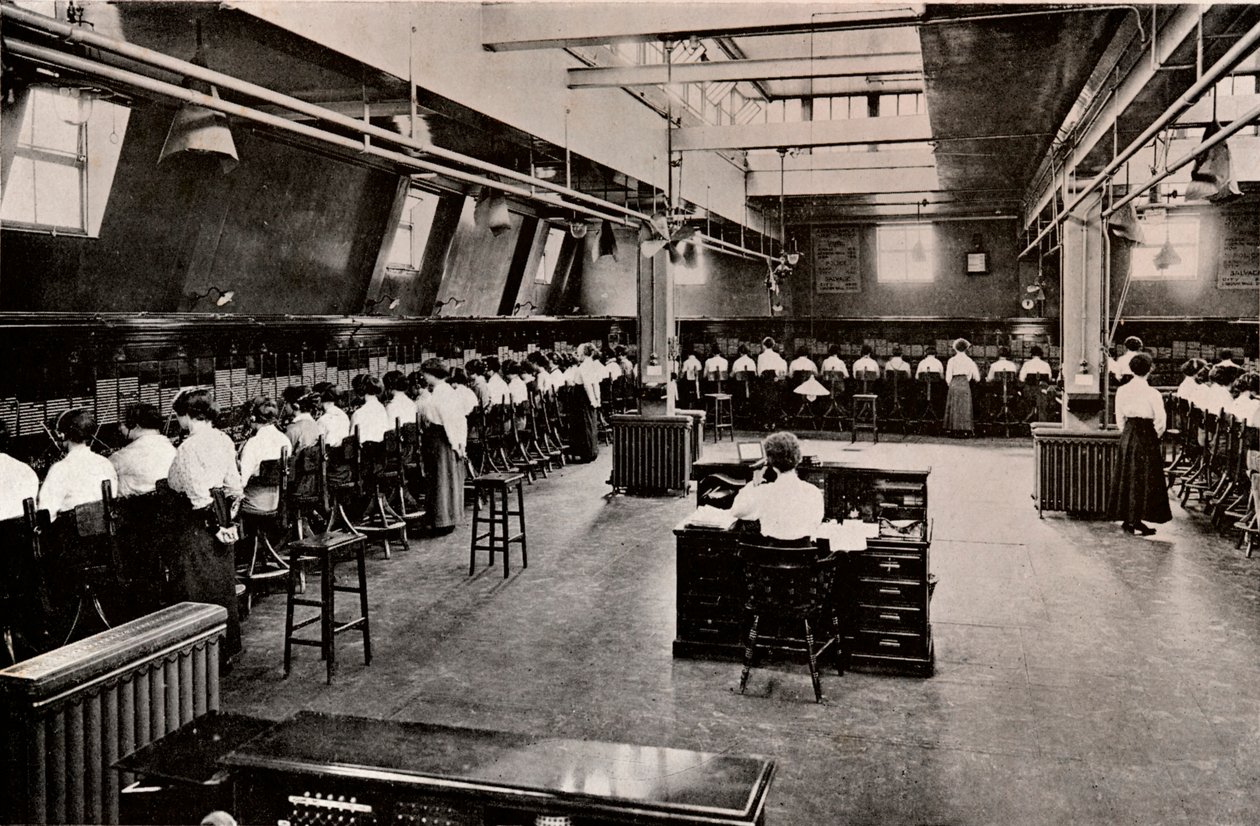 In einer großen Telefonzentrale, ca. 1916 von Unbekannt