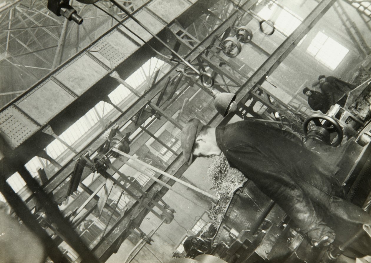 In einer Maschinenbaufabrik, UdSSR, 1930er Jahre von Unbekannt