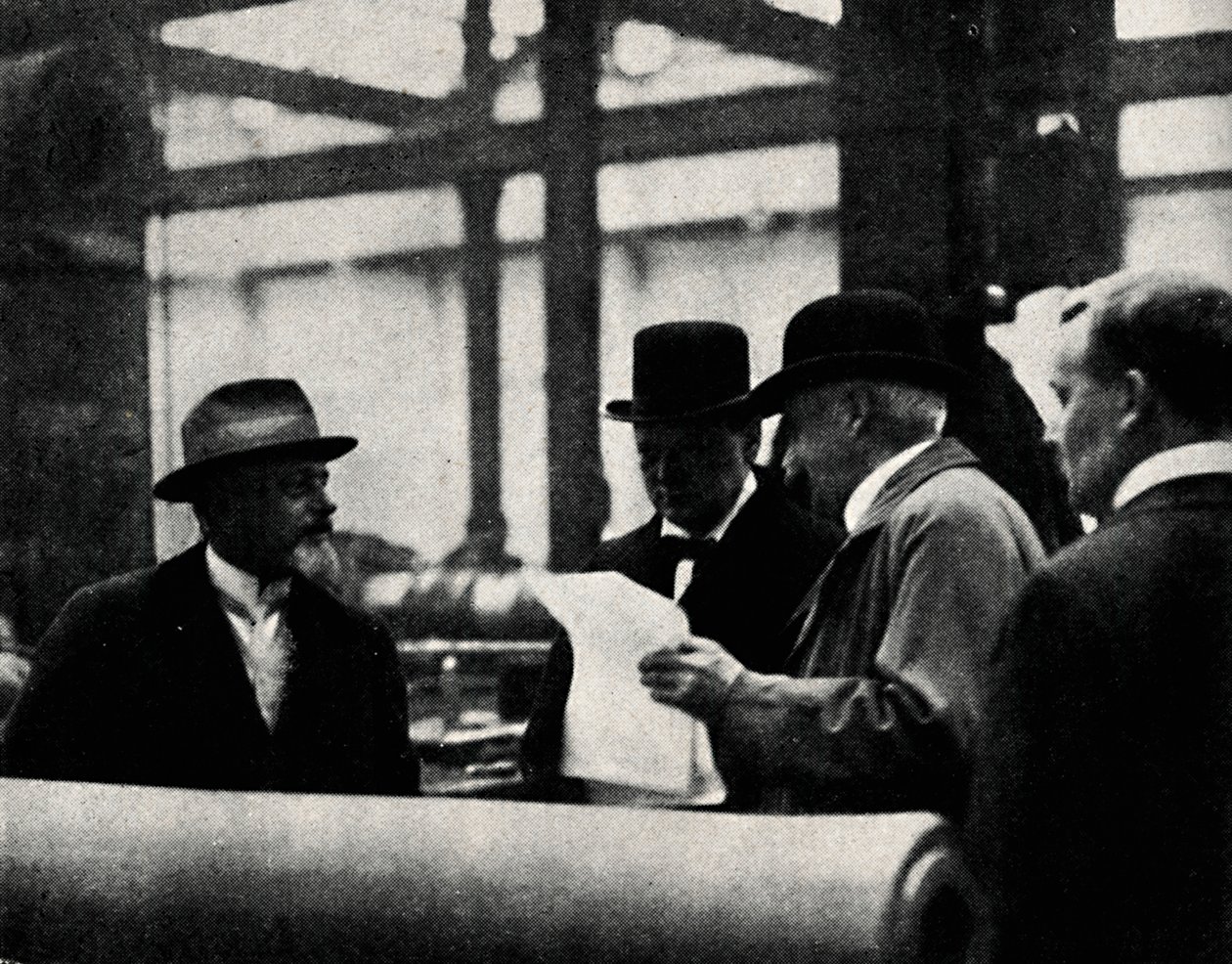 Inspektion einer Waffenfabrik, um 1917, 1945 von Unbekannt