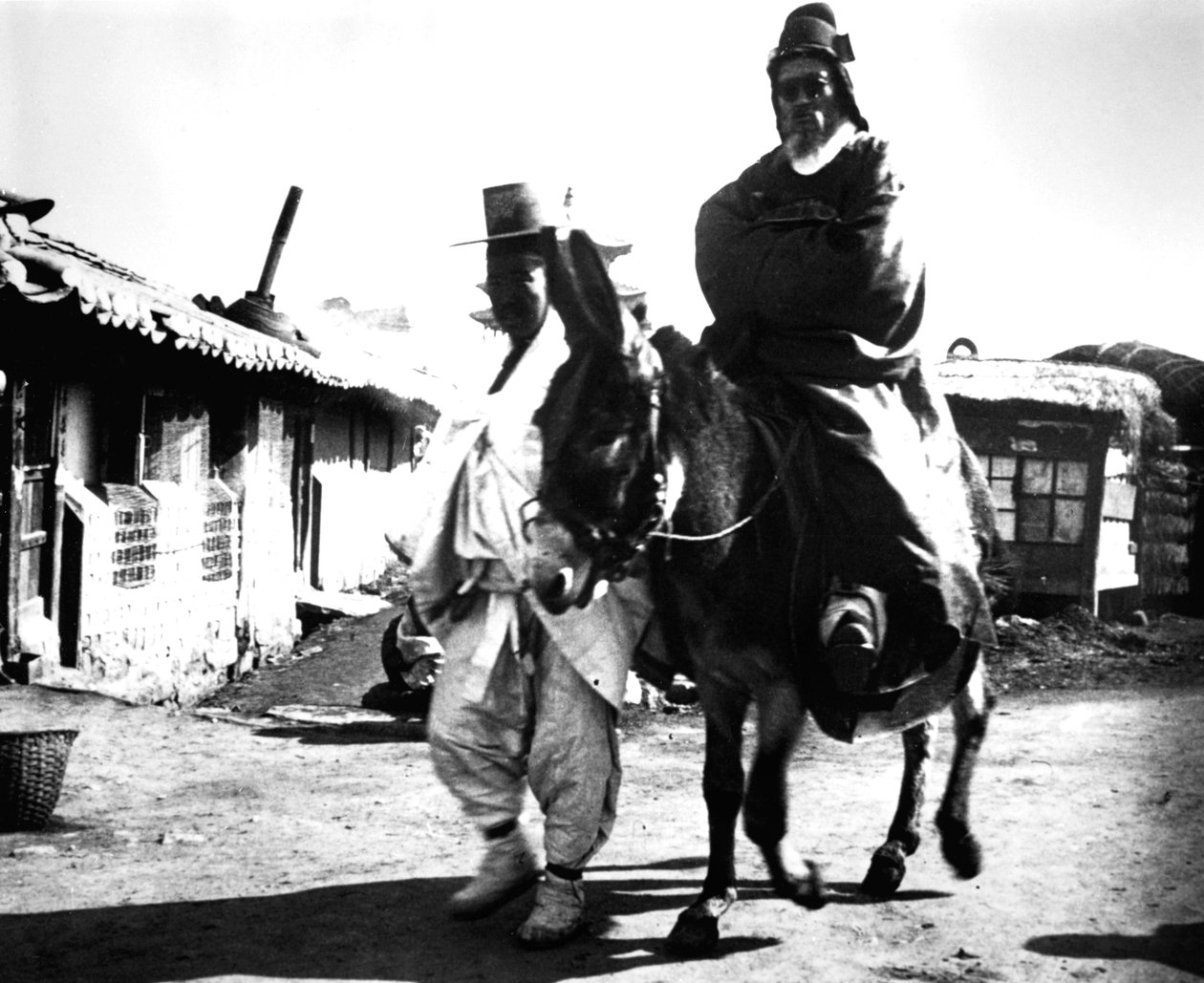 Japanische Beamte, Korea, 1900 von Unbekannt