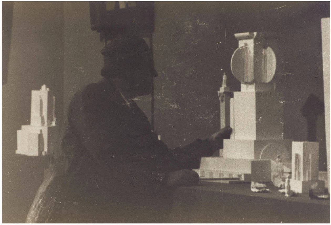 Kasimir Malewitsch in seinem Atelier von Unbekannt