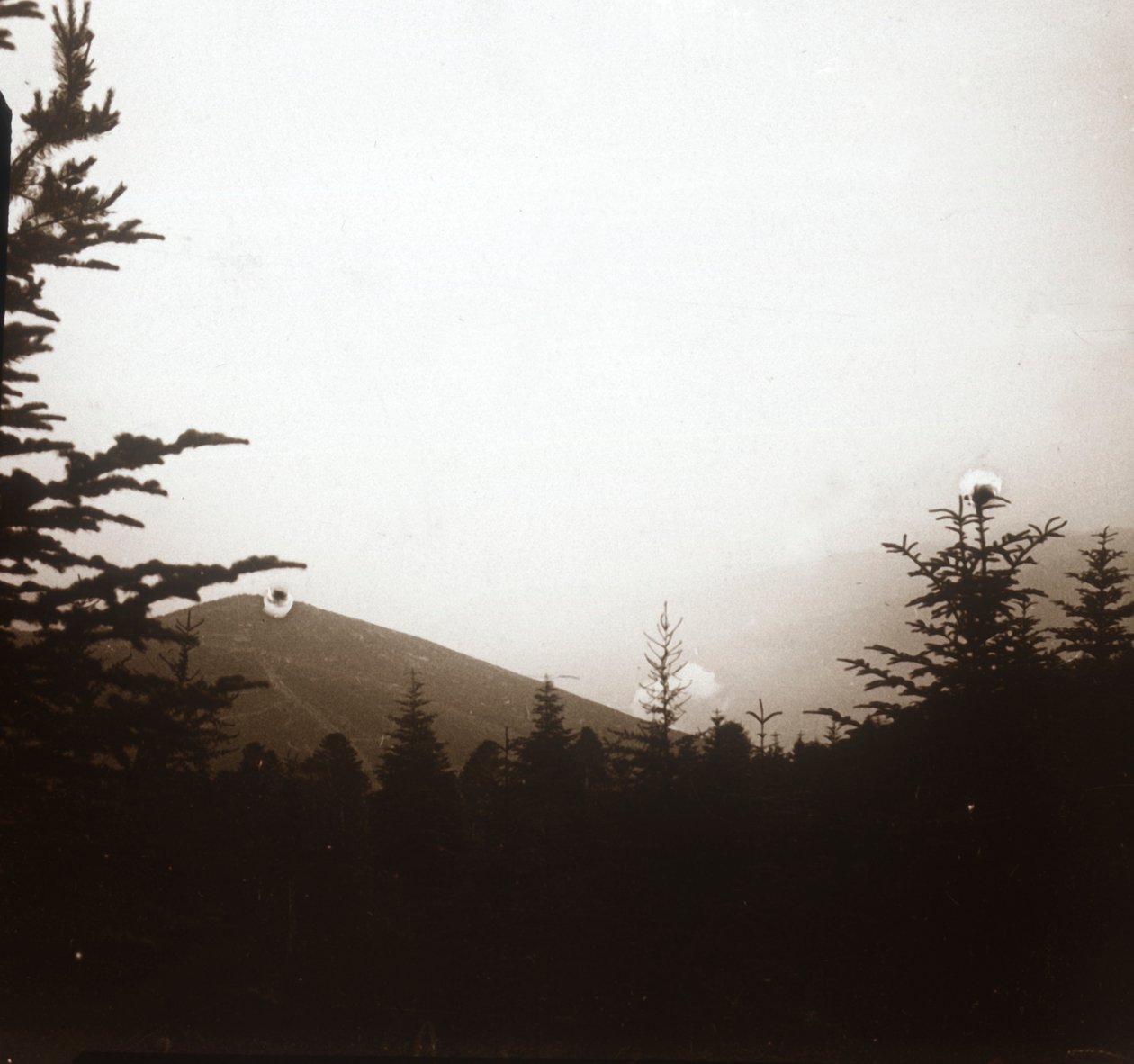 Landschaft, Rauch in der Ferne, Elsass, um 1914-1918 von Unbekannt
