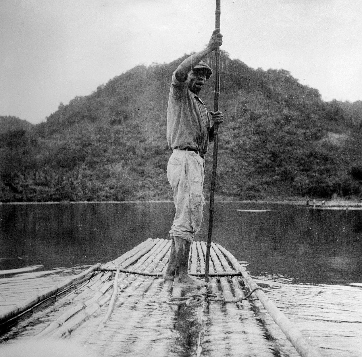 Mann auf einem Floß, Kingston, Jamaika, 1931 von Unbekannt