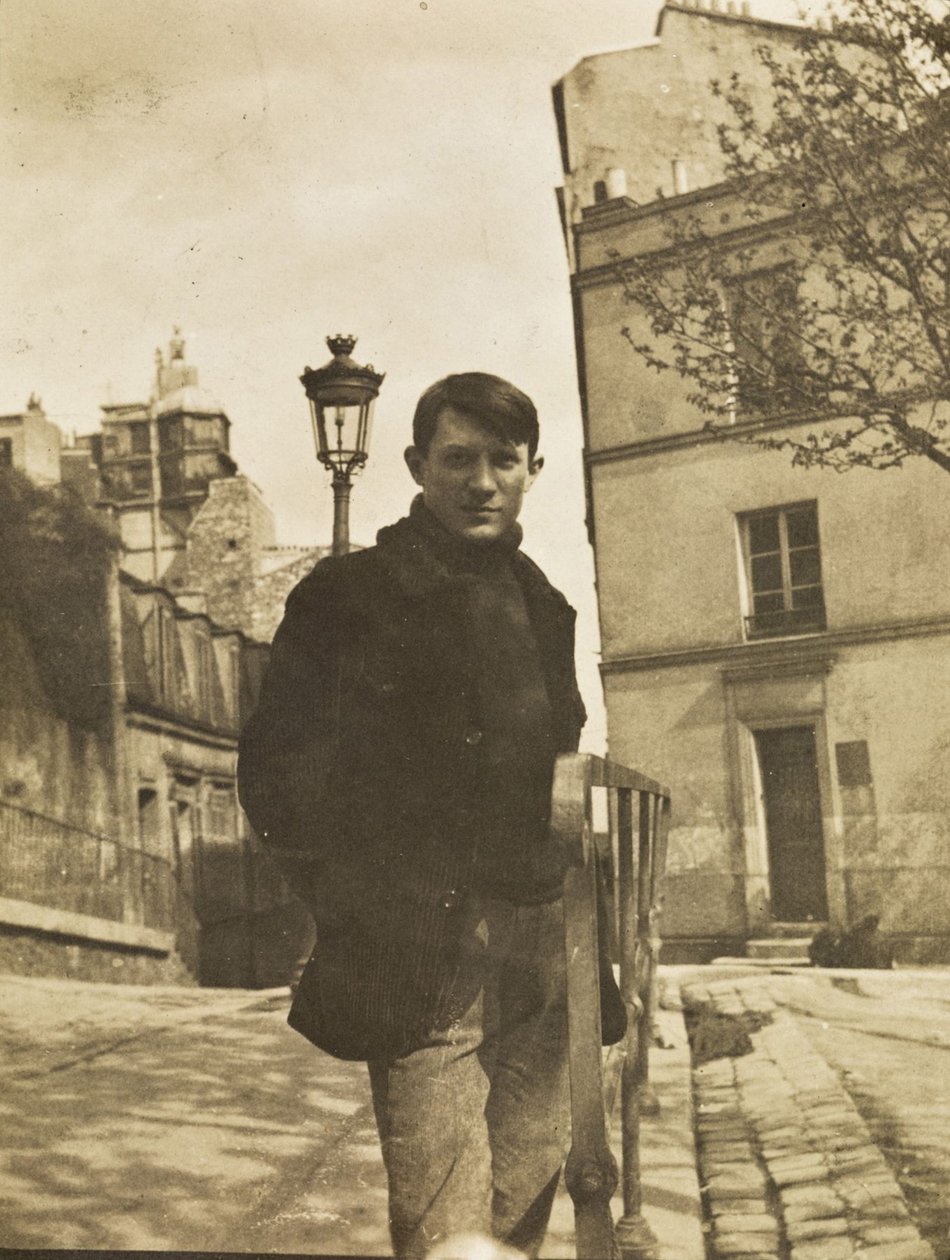 Pablo Picasso am Place Ravignan, Montmartre, 1904 von Unbekannt