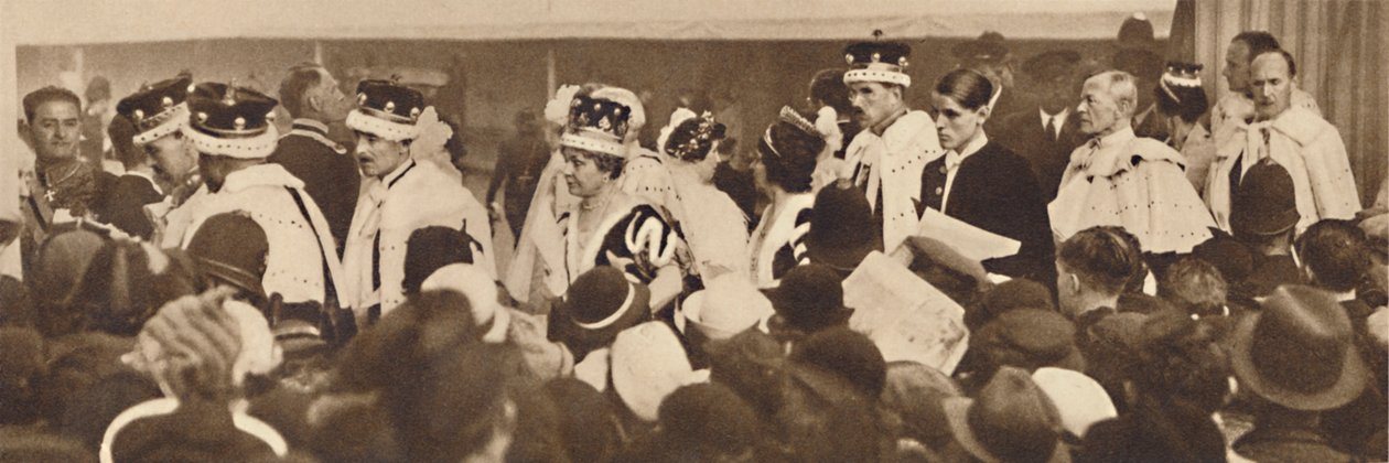 Peers suchen ihre Autos, durch Menschenmengen gehend, 1937 von Unbekannt