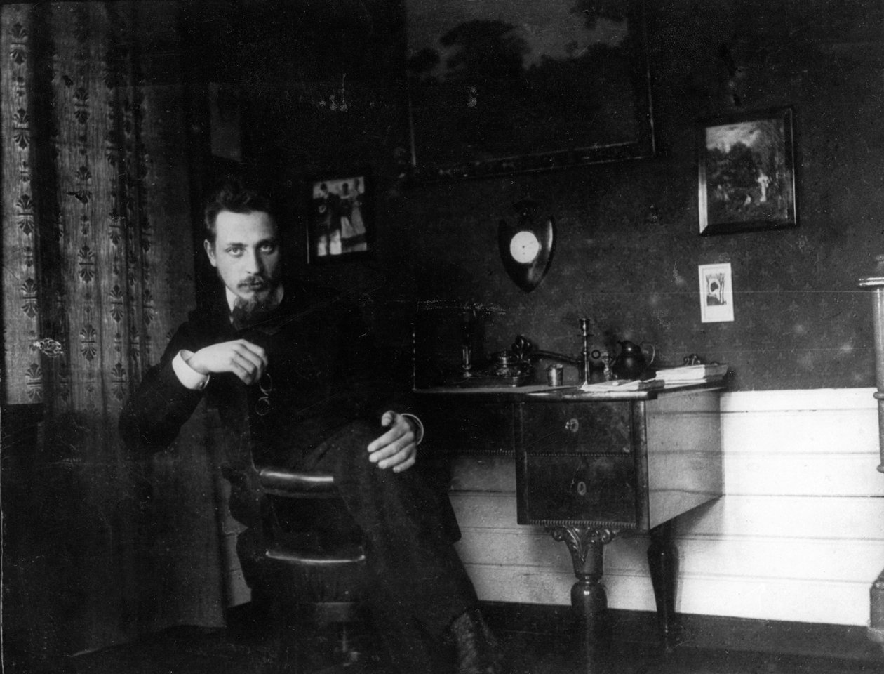 Rainer Maria Rilke in seinem Arbeitszimmer, ca. 1905 von Unbekannt