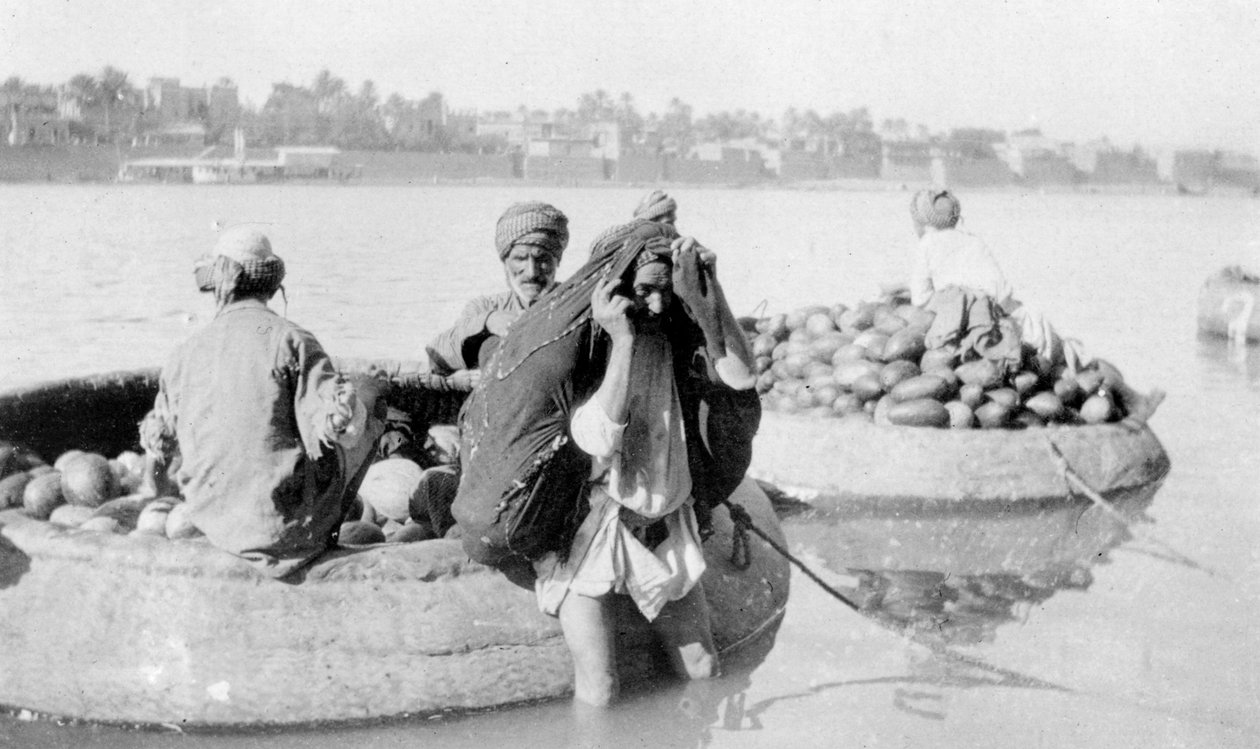 Flussfahrzeuge beladen mit Melonen, Tigris, 1917-1919 von Unbekannt