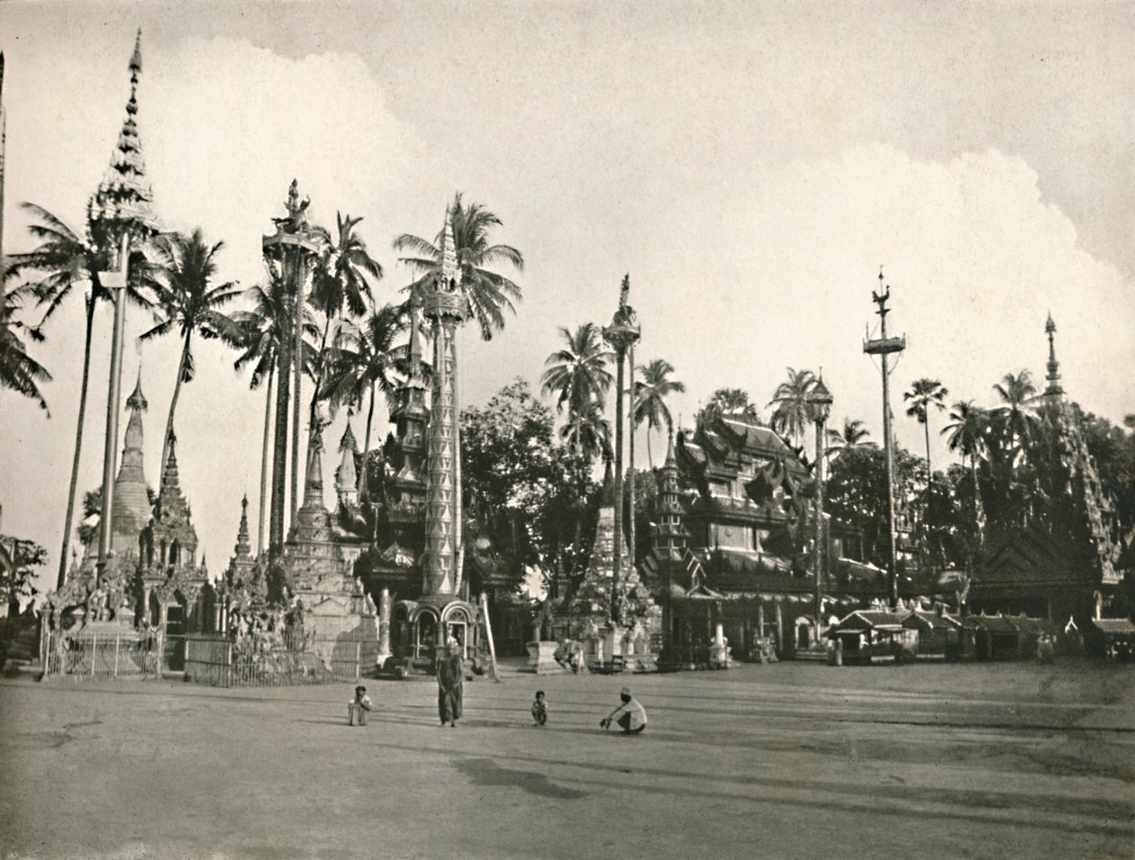 Schreine an der Shwe Dagon Pagode, Rangun von Unbekannt
